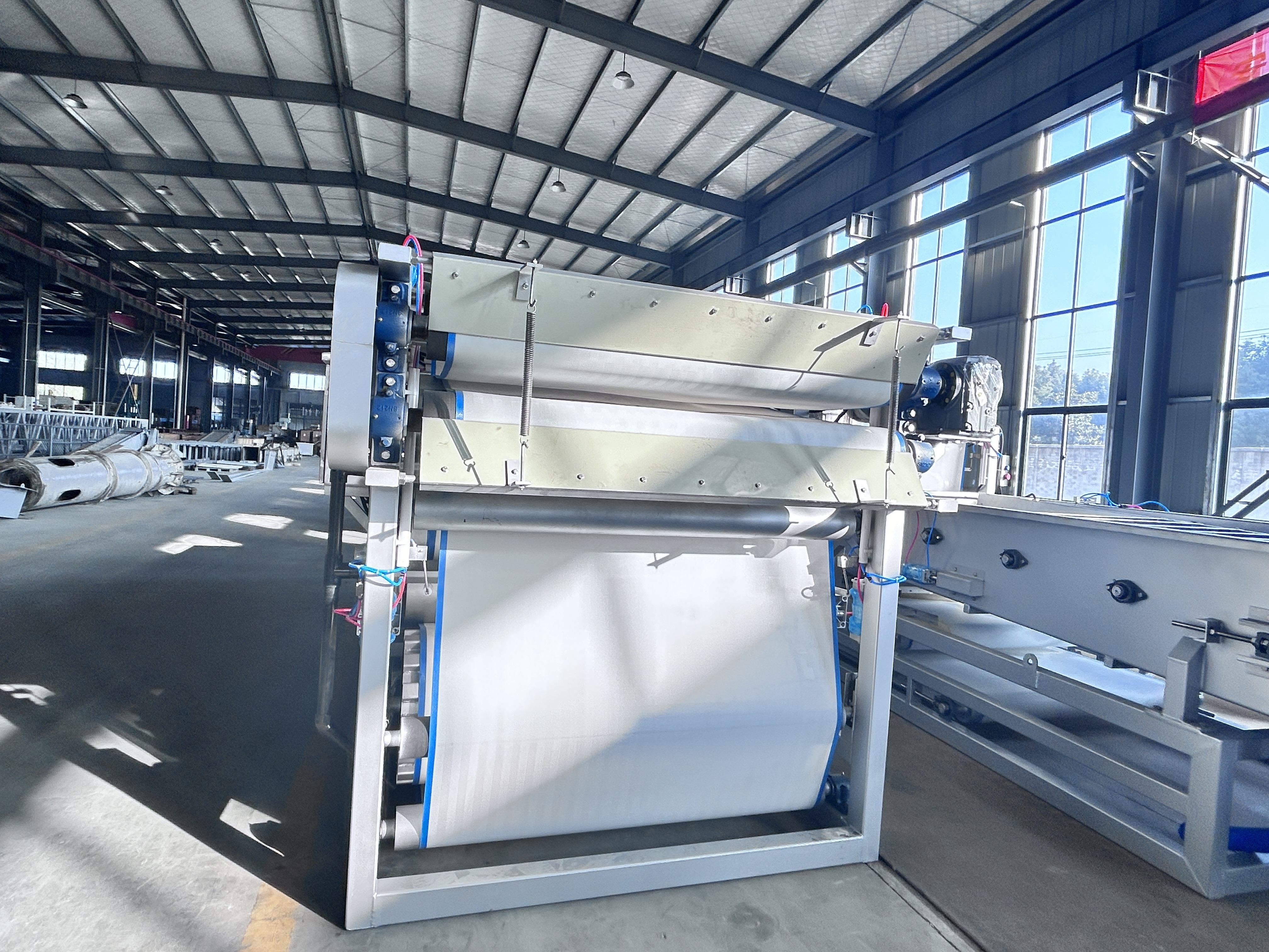 螺旋輸送機、帶式脫水機、一體化加藥裝置、內(nèi)進流格柵發(fā)貨廣西