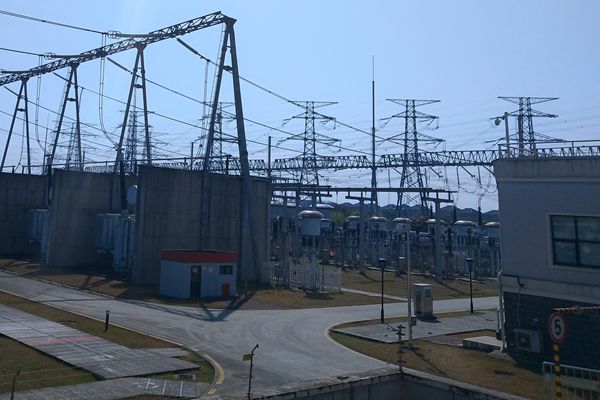 康恒環(huán)境烏茲首座開(kāi)工建設(shè)垃圾發(fā)電廠鍋爐鋼架首吊成功