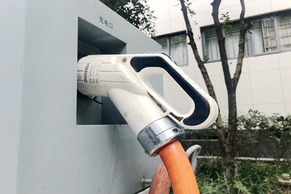 晶科能源與波蘭分銷客戶簽訂17.76MW飛虎3高效組件供貨協(xié)議